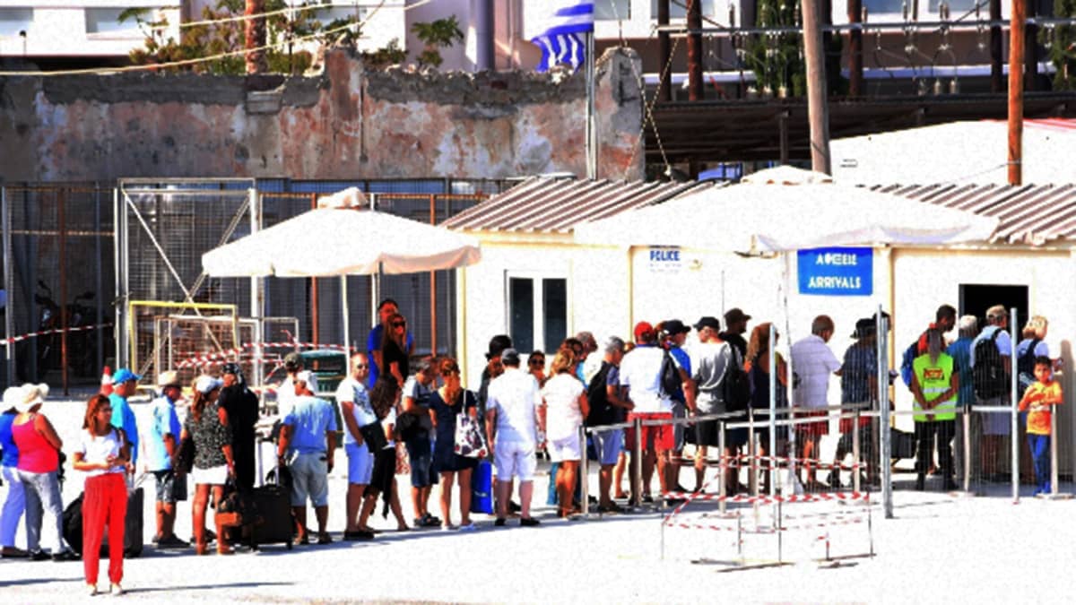 Kapıda vizeyi duyan uzun kuyruklar oluşturdu! Türk turist Yunan adalarını ihya etti... Kapıda vizeyi duyan uzun kuyruklar oluşturdu! Türk turist Yunan adalarını ihya etti...