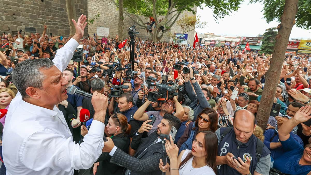 Özel, ‘En az üç çocuk’ diyen Erdoğan’a yüklendi: Ona uyan pişman Özel, ‘En az üç çocuk’ diyen Erdoğan’a yüklendi: Ona uyan pişman
