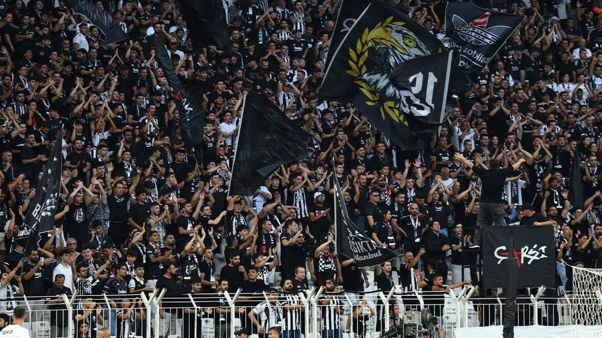 Beşiktaş’ın galibiyeti sonrası Dolmabahçe'de tribünler aynı sesle inledi Beşiktaş’ın galibiyeti sonrası Dolmabahçe'de tribünler aynı sesle inledi