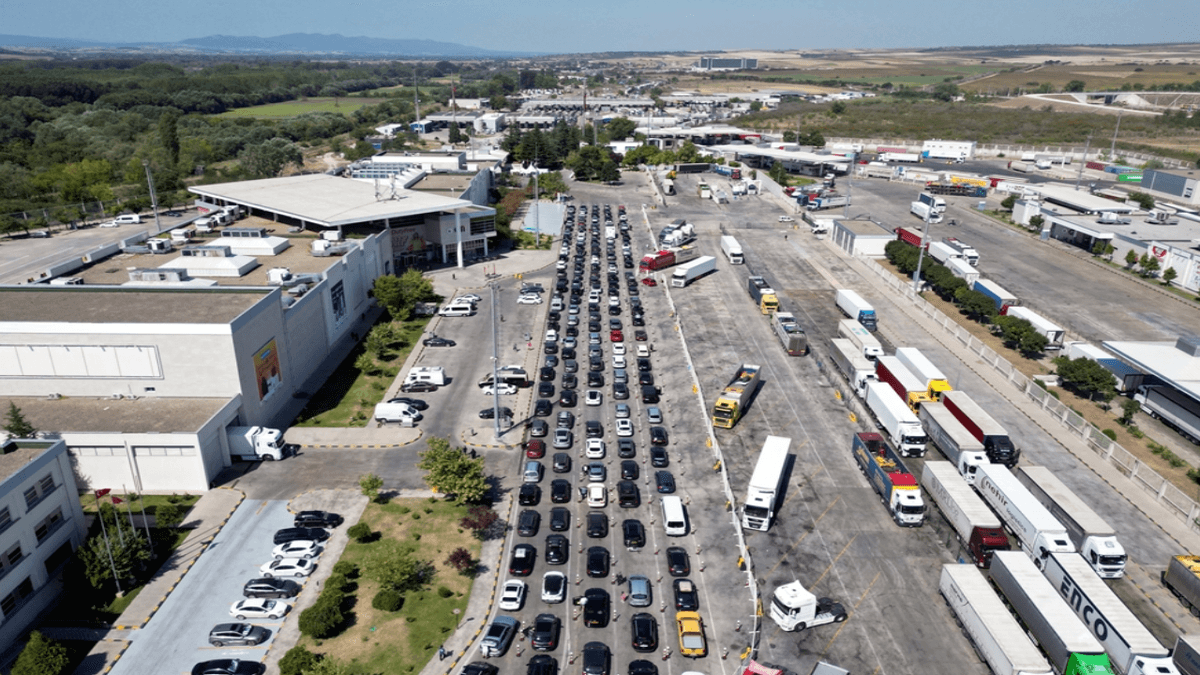 Kapıkule’de gurbetçilerin dönüş yoğunluğu Kapıkule’de gurbetçilerin dönüş yoğunluğu