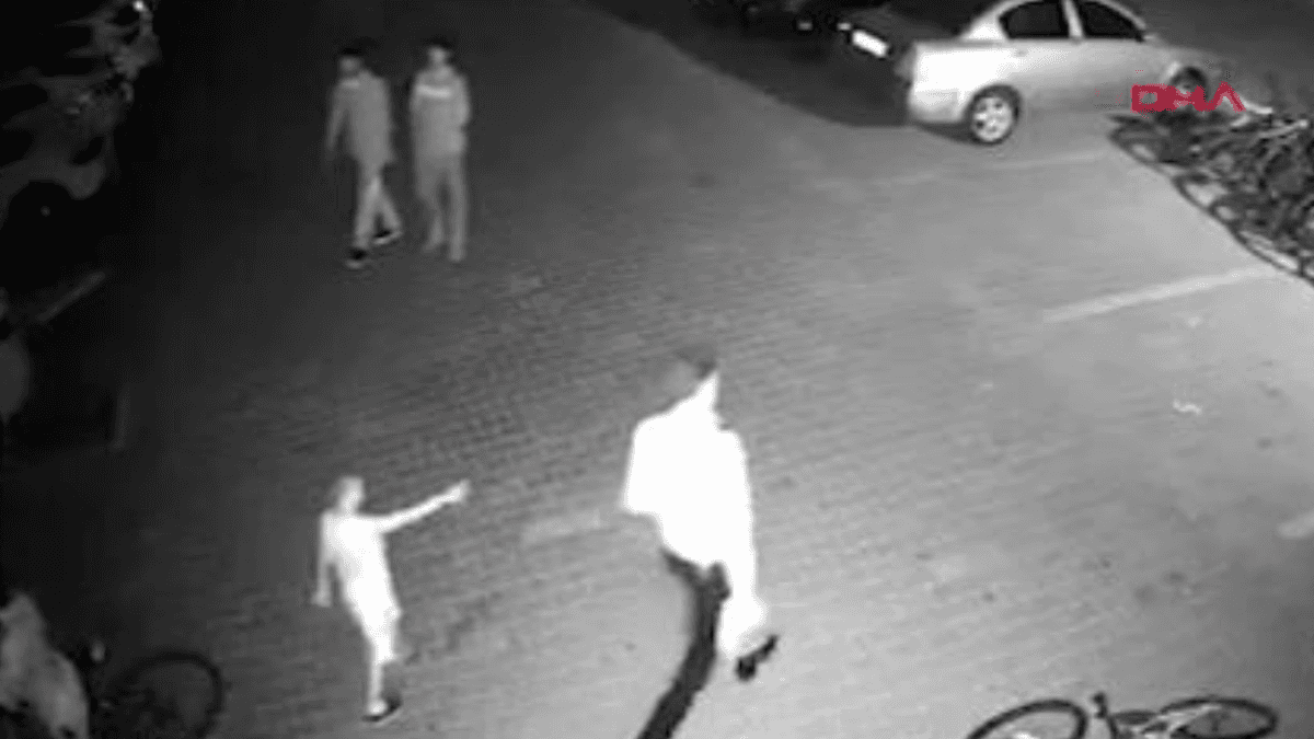Ateşledikleri havai fişekler çocukların üzerinde patladı Ateşledikleri havai fişekler çocukların üzerinde patladı