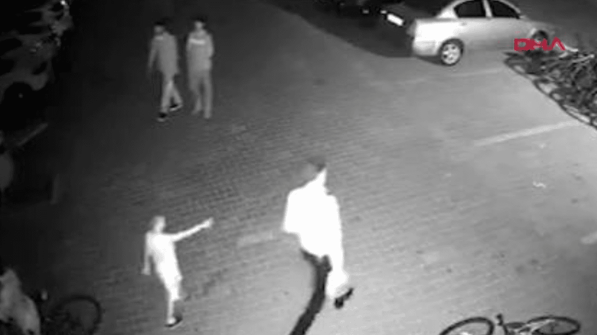 Ateşledikleri havai fişekler çocukların üzerinde patladı Ateşledikleri havai fişekler çocukların üzerinde patladı