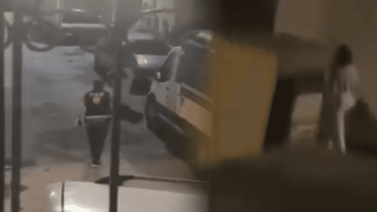 Kayıp ihbarı olan kız, polisi görünce boğazına bıçak dayadı Kayıp ihbarı olan kız, polisi görünce boğazına bıçak dayadı