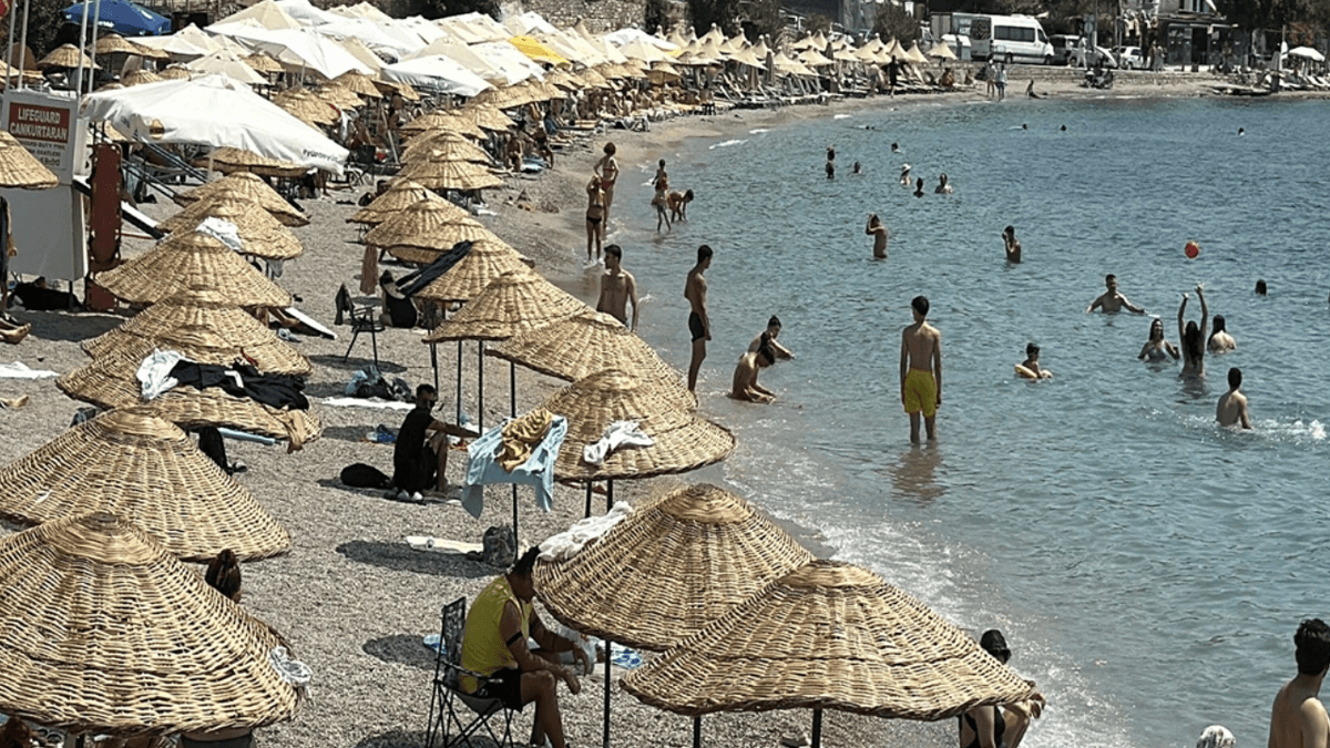 Bodrum'da hava sıcaklığı 40 dereceyi aştı, sahiller doldu Bodrum'da hava sıcaklığı 40 dereceyi aştı, sahiller doldu