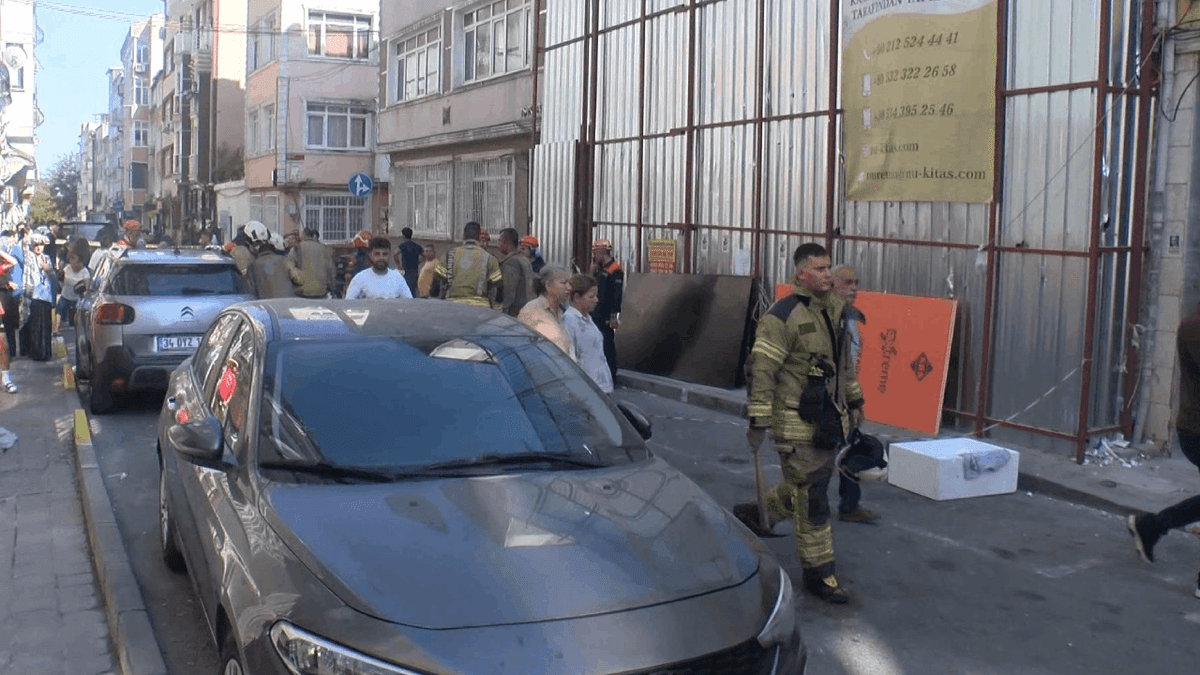 İstanbul'da panik anları: Yıkım yapılan bina çöktü İstanbul'da panik anları: Yıkım yapılan bina çöktü
