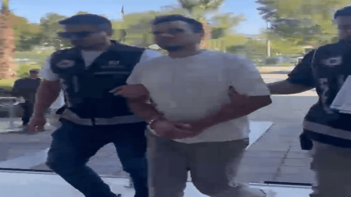 Cumhurbaşkanına hakaret suçundan tutuklandı Cumhurbaşkanına hakaret suçundan tutuklandı