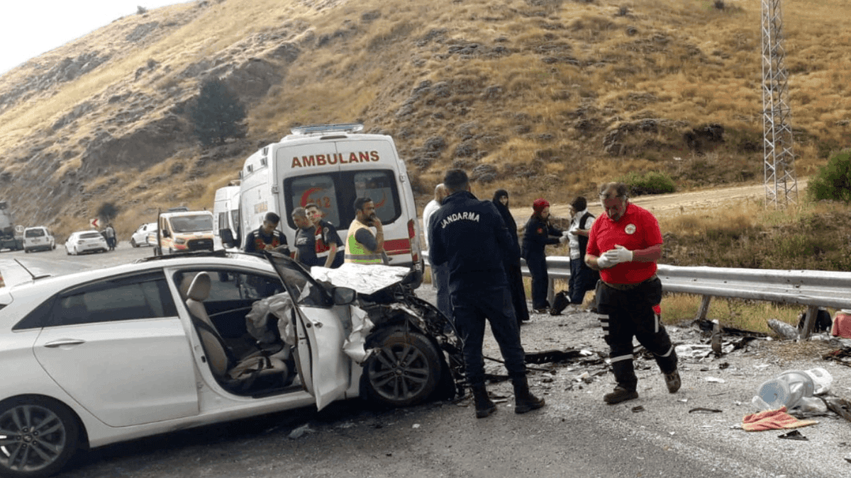 Sivas İmranlı'da feci kaza: Minibüs ile otomobil çarpıştı, 11 yaralı Sivas İmranlı'da feci kaza: Minibüs ile otomobil çarpıştı, 11 yaralı