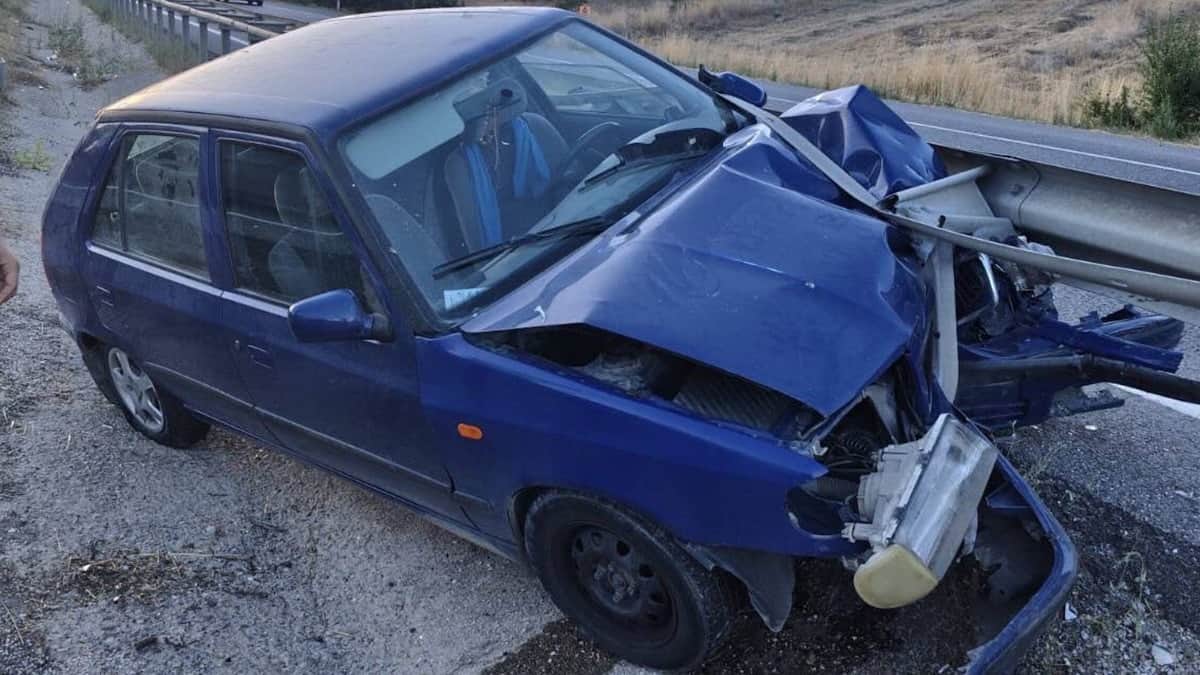 Bilecik'te otomobilin refüje çarptığı kazada 4'ü çocuk 7 kişi yaralandı Bilecik'te otomobilin refüje çarptığı kazada 4'ü çocuk 7 kişi yaralandı