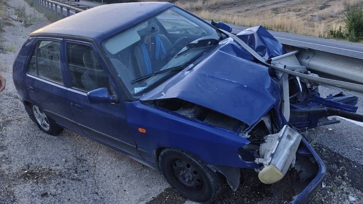 Bilecik'te otomobilin refüje çarptığı kazada 4'ü çocuk 7 kişi yaralandı Bilecik'te otomobilin refüje çarptığı kazada 4'ü çocuk 7 kişi yaralandı