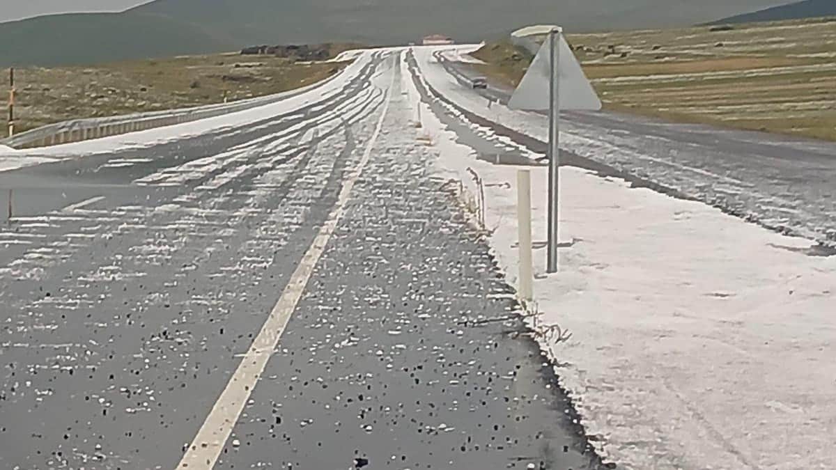 Çıldır kara yolu dolu nedeniyle beyaza büründü Çıldır kara yolu dolu nedeniyle beyaza büründü
