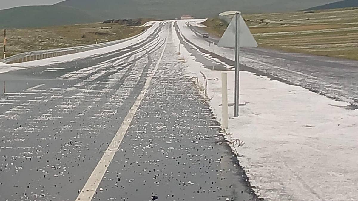 Çıldır kara yolu dolu nedeniyle beyaza büründü Çıldır kara yolu dolu nedeniyle beyaza büründü