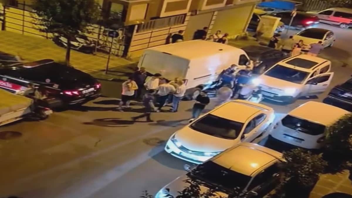 Bayrampaşa’da polisin 'dur' ihtarına uymayan şüpheliler kaçarken kaza yaptı: 1 gözaltı Bayrampaşa’da polisin 'dur' ihtarına uymayan şüpheliler kaçarken kaza yaptı: 1 gözaltı