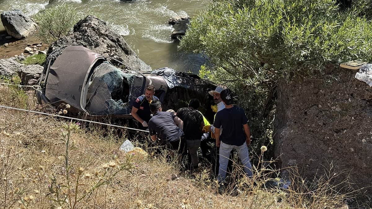 Otomobil dere yatağına devrildi: 1 ölü, 4 yaralı Otomobil dere yatağına devrildi: 1 ölü, 4 yaralı