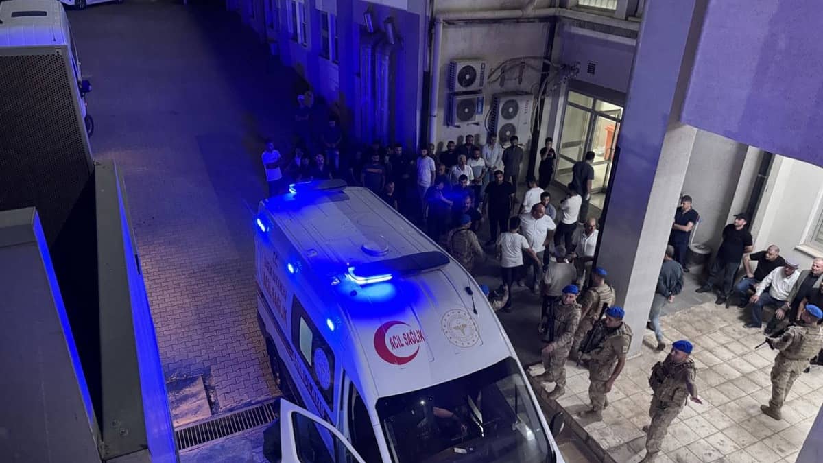 Yolun karşısına geçmeye çalışan iki genç feci şekilde can verdi Yolun karşısına geçmeye çalışan iki genç feci şekilde can verdi