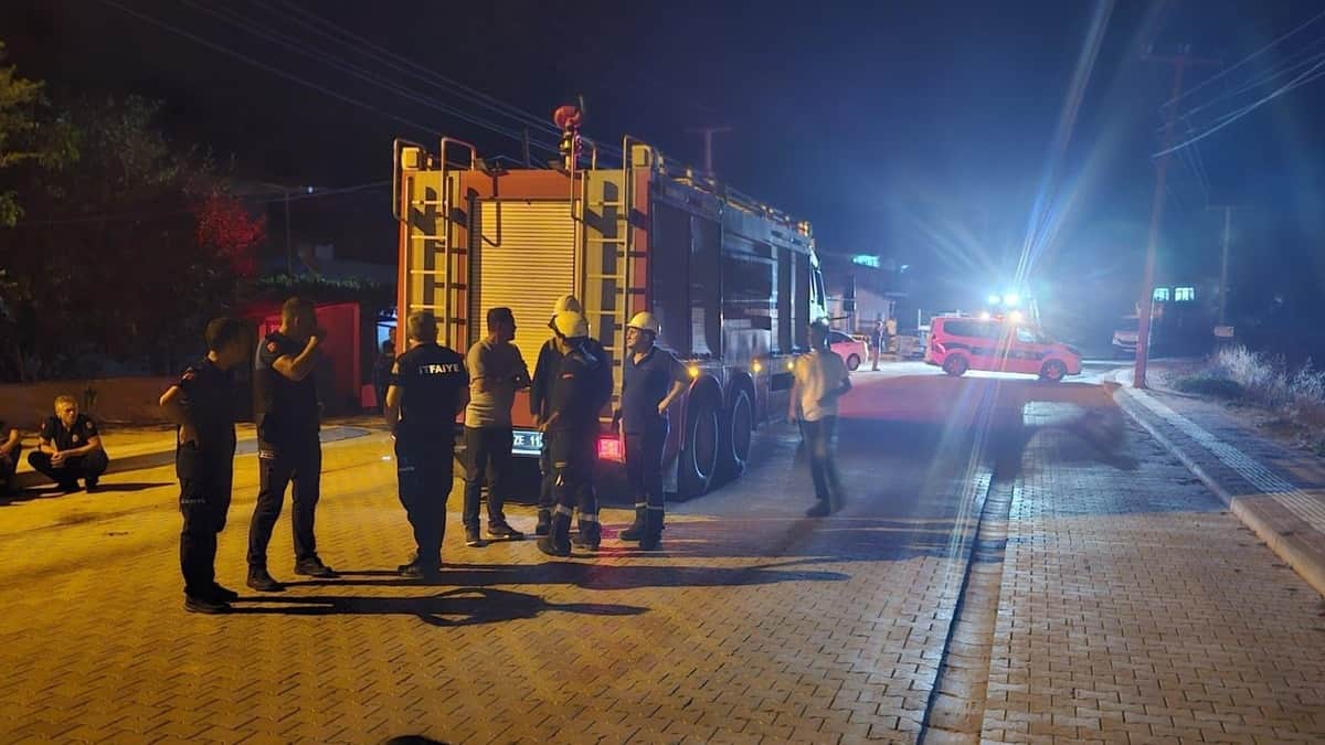 Yolun karşısına geçmeye çalışan aile araç çarptı: 1 ölü, 4 yaralı Yolun karşısına geçmeye çalışan aile araç çarptı: 1 ölü, 4 yaralı
