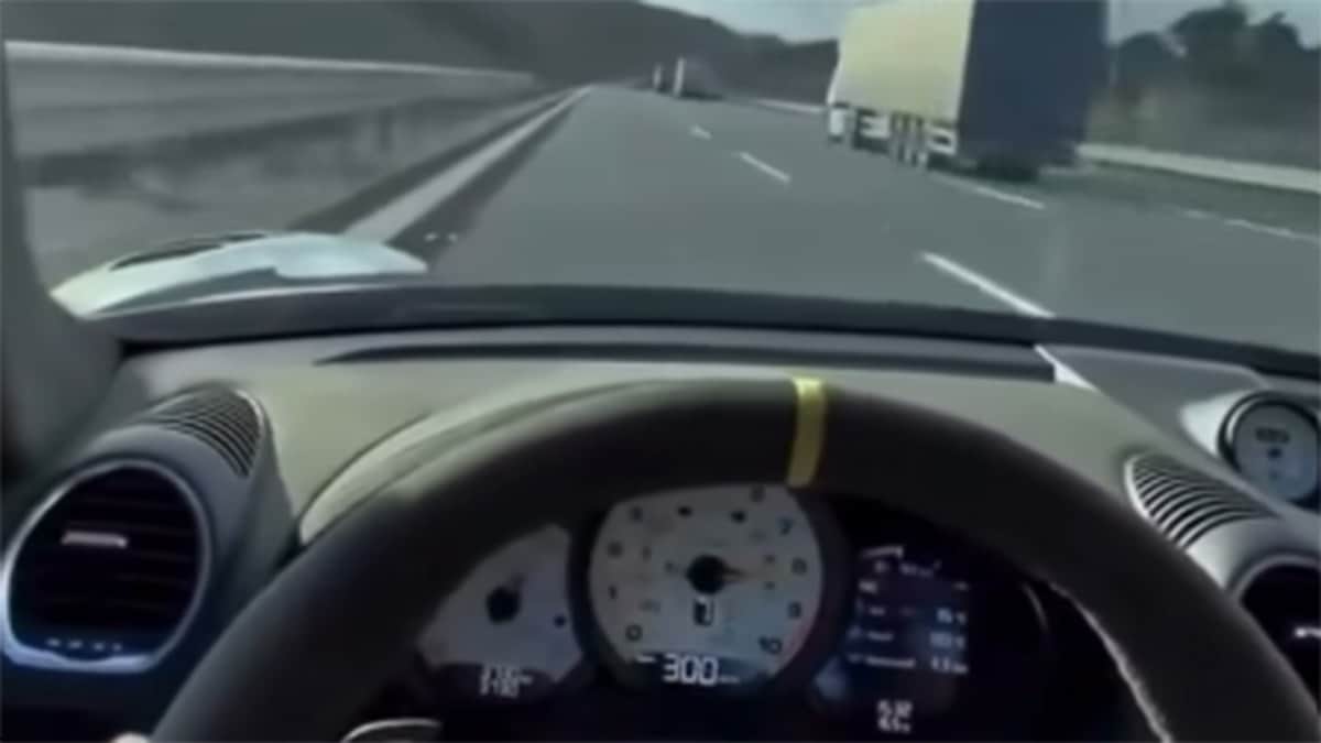 Lüks araçla otoyolda 300 km hız yaptı, sosyal medyada yayınlayınca yakayı ele verdi Lüks araçla otoyolda 300 km hız yaptı, sosyal medyada yayınlayınca yakayı ele verdi