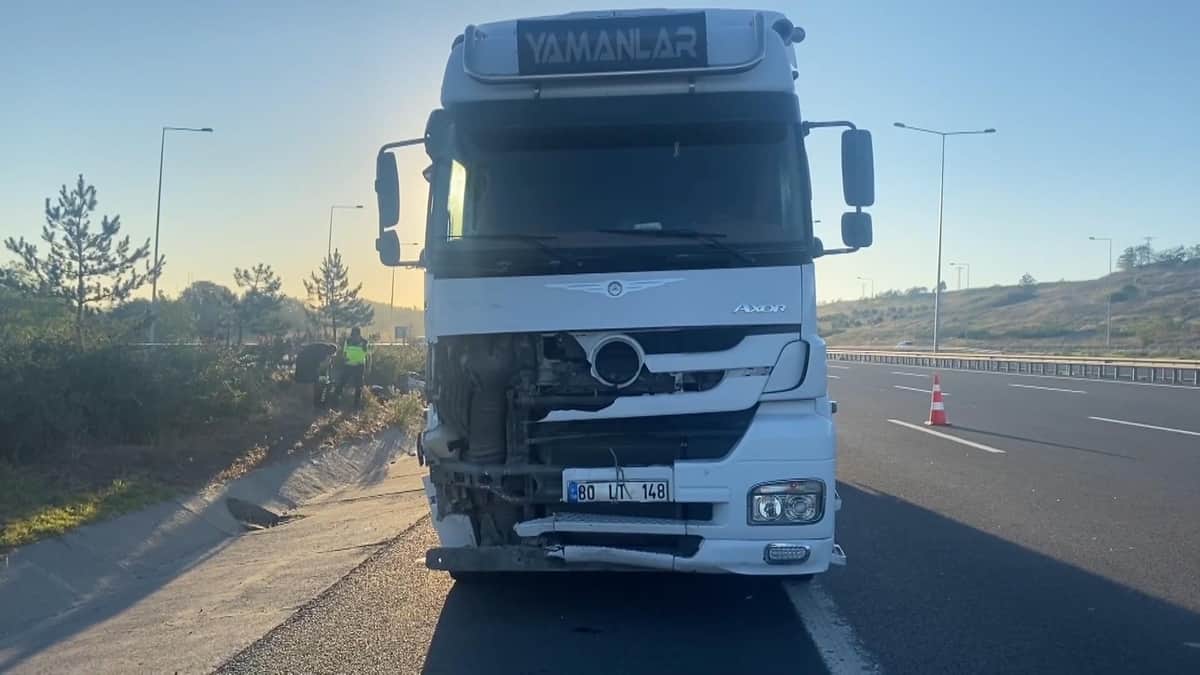 Kuzey Marmara Otoyolu'nda TIR hafif ticari araca çarptı: 1'i çocuk, 5 yaralı Kuzey Marmara Otoyolu'nda TIR hafif ticari araca çarptı: 1'i çocuk, 5 yaralı