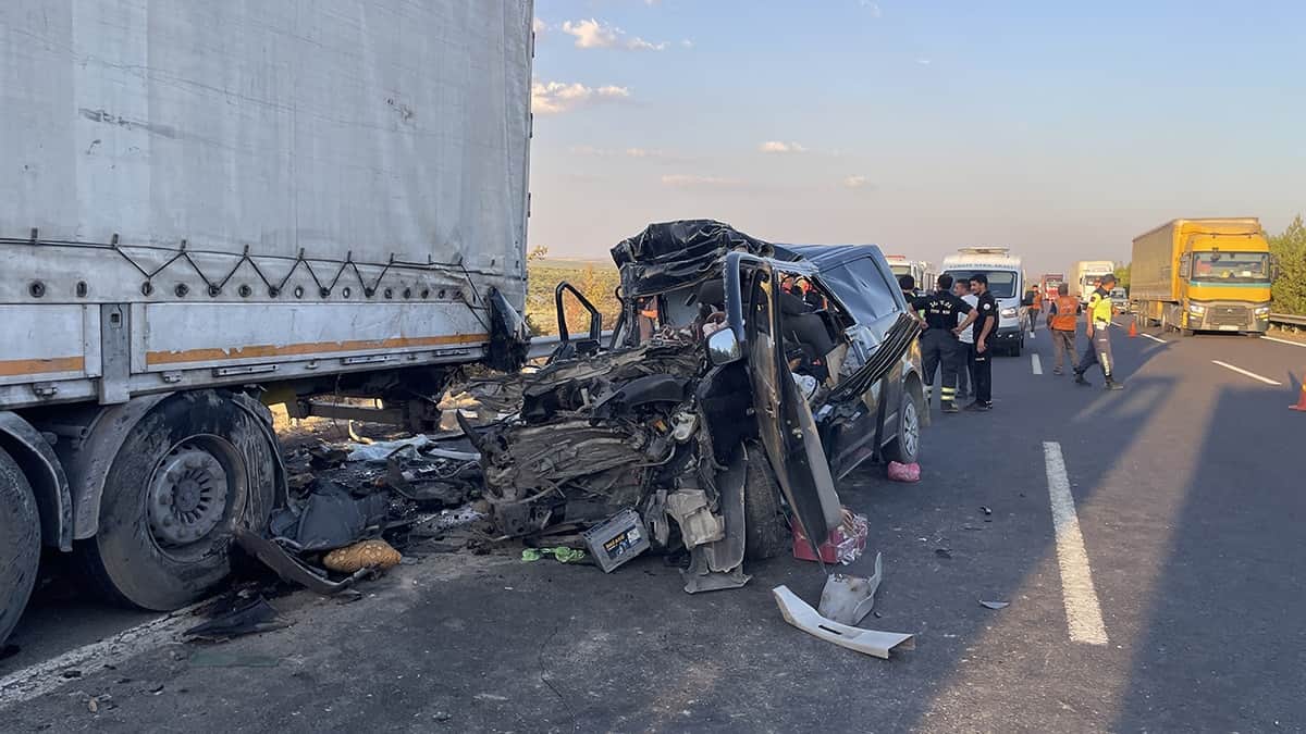 Minibüs park halindeki tıra çarptı: 2 ölü, 2 yaralı Minibüs park halindeki tıra çarptı: 2 ölü, 2 yaralı