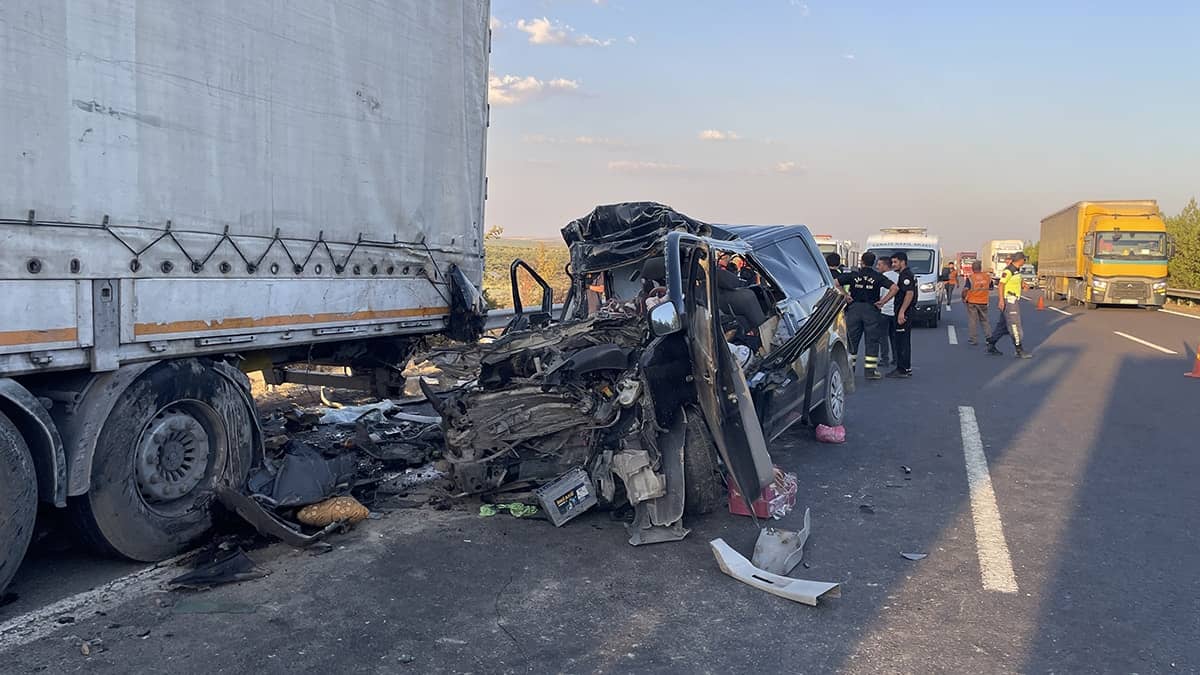 Minibüs park halindeki tıra çarptı: 2 ölü, 2 yaralı Minibüs park halindeki tıra çarptı: 2 ölü, 2 yaralı