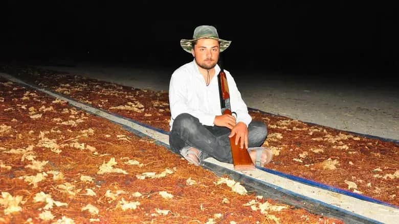 Servet değerindeki mahsulu korumak için tüfeğini alan tarlaya koştu Servet değerindeki mahsulu korumak için tüfeğini alan tarlaya koştu