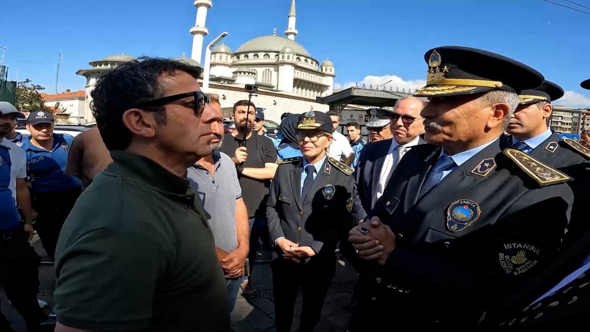 İstanbul’un göbeğinde garip uygulama.... İBB zabıtalarına İstiklal’de polis engeli İstanbul’un göbeğinde garip uygulama.... İBB zabıtalarına İstiklal’de polis engeli