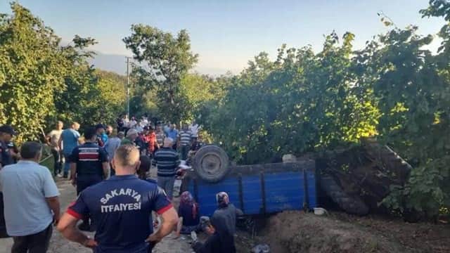 Fındık işçilerini taşıyan traktör devrildi: 18 kişi yaralı Fındık işçilerini taşıyan traktör devrildi: 18 kişi yaralı