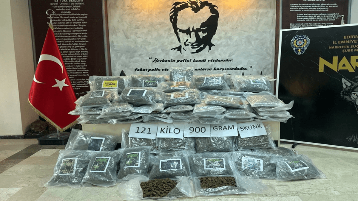 Hamzabeyli’de TIR’da 121 kilo 900 gram skunk yakalandı Hamzabeyli’de TIR’da 121 kilo 900 gram skunk yakalandı
