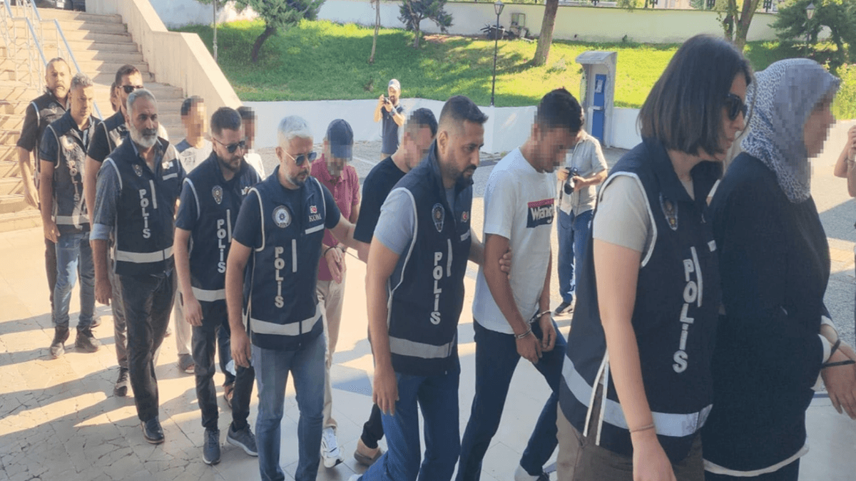 Datça'da teknede yakalanan 9 FETÖ şüphelisi ve kaptan adliyeye sevk edildi Datça'da teknede yakalanan 9 FETÖ şüphelisi ve kaptan adliyeye sevk edildi