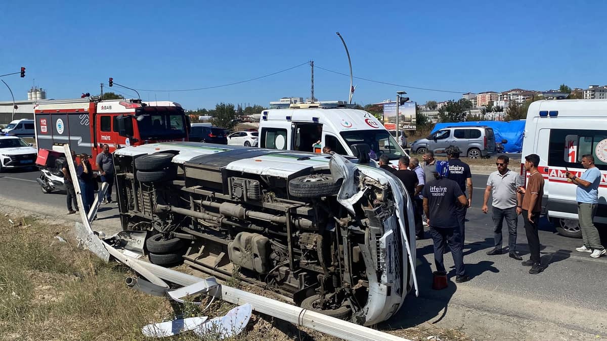 Yolcu otobüsü direğe çarptı: 1'i bebek 3 çocuk yaralandı Yolcu otobüsü direğe çarptı: 1'i bebek 3 çocuk yaralandı